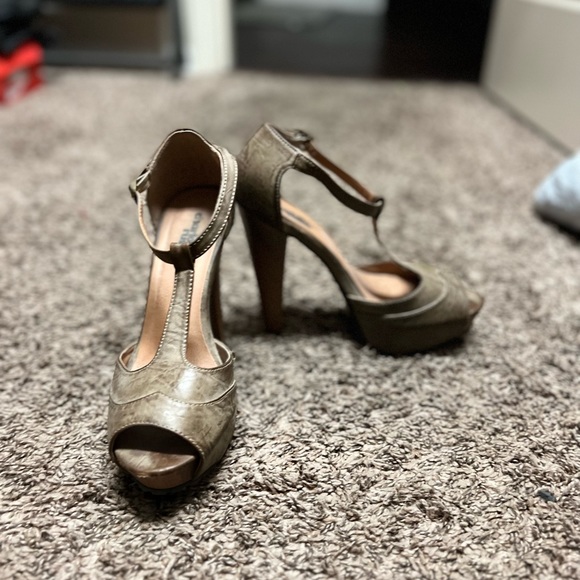 Size 7 platform pica-boo toe heels - Picture 6 of 6